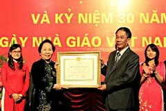 Phó Chủ tịch nước Nguyễn Thị Doan trao Huân chương Độc lập hạng Nhì cho Trường Đại học Dược Hà Nội. (Ảnh: Dương Ngọc/TTXVN)