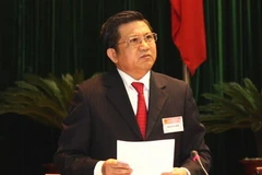 Thống đốc Ngân hàng nhà nước Việt Nam Nguyễn Văn Giàu trả lời chất vấn của đại biểu Quốc hội. (Ảnh: Nguyễn Dân/TTXVN) 