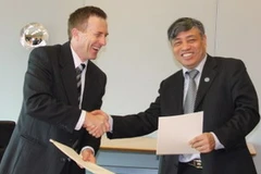 Tổng Giám đốc TTXVN Trần Mai Hưởng và Giám đốc điều hành Radio Australia Mike McCluskey, đại diện cho ABC tại buổi ký kết. (Ảnh: Ngọc Quang/Vietnam+) 