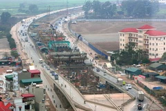 Công trường thi công đường vành đai 3 trên đường Phạm Hùng. (Nguồn: TTXVN)