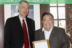 Đại sứ Đan Mạch tại Việt Nam, John Nielsen (bên trái) trao Thư tài trợ của Quỹ Hoàng Gia Đan Mạch cho đại diện trung tâm KOTO. (Ảnh: Thanh Tùng/TTXVN)