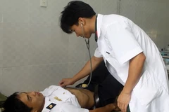 Quân y đảo Song Tử Tây thường xuyên chăm sóc sức khỏe chiến sỹ và nhân dân xã đảo. (Ảnh: Thanh Vũ/TTXVN)