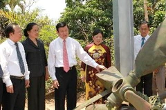 Chủ tịch nước Trương Tấn Sang tham quan các hiện vật tại khu di tích. (Ảnh: Nguyễn Khang/TTXVN)