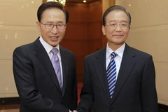 Tổng thống Hàn Quốc Lee Myung Pak gặp Thủ tướng Trung Quốc Ôn Gia Bảo. (Nguồn: Xinhua)