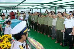 Đoàn công tác làm lễ tưởng niệm. (Ảnh: An Đăng/TTXVN)