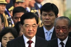 Chủ tịch nước Trung Quốc Hồ Cẩm Đào tại sân bay quốc tế Phnom Penh. (Nguồn: AP)