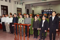 Các bị cáo đứng trước vành móng ngựa nghe tuyên án. (Ảnh: Doãn Tấn/TTXVN)