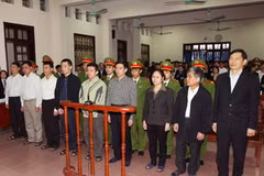 Các bị cáo đứng trước vành móng ngựa nghe tuyên án. (Ảnh: Doãn Tấn/TTXVN)