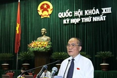 Chủ tịch Quốc hội Nguyễn Sinh Hùng trình bày Tờ trình về danh sách nhân sự Hội đồng dân tộc và các ủy ban của Quốc hội. (Ảnh: Nhan Sáng/TTXVN)