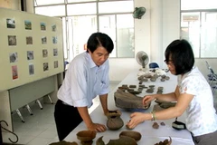 Một số di vật Vĩnh Yên được trưng bày tại thư viện tỉnh Khánh Hòa. (Ảnh: Quang Đức/Vietnam+)