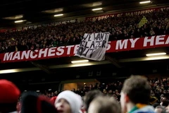 Biểu ngữ phản đối nhà Glazer trên sân Old Trafford. (Ảnh: TT&VH)