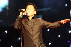 Ca sĩ Tùng Dương trình bày bài hát “Chiếc đồng hồ treo tường". (Ảnh: Trọng Đức/TTXVN) 