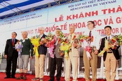 Phó Thủ tướng Nguyễn Thiện Nhân tặng hoa 5 nhà bác học đạt giải Nobel và giáo sư Ngô Bảo Châu, giáo sư Trần Thành Vân tại lễ khánh thành ICISE. (Ảnh: Việt Ý/TTXVN)