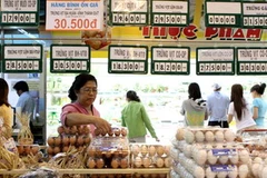 Khách chọn mua hàng thực phẩm tại siêu thị Co.op Mart, Thành phố Hồ Chí Minh. (Ảnh: Phạm Hậu/TTXVN)