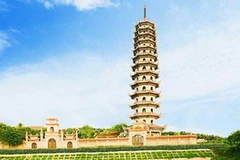 Tháp Phật giáo Báo Ân trong khuôn viên chùa Bằng-Linh Tiên tự. (Nguồn: Internet)