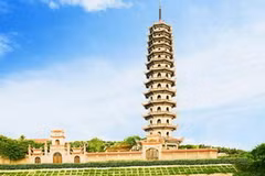 Tháp Phật giáo Báo Ân trong khuôn viên chùa Bằng-Linh Tiên tự. (Nguồn: Internet)