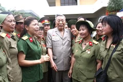 Trung tướng Đồng Sỹ Nguyên và các cựu chiến binh bộ đội Trường Sơn. (Ảnh tư liệu; Trọng Đức/TTXVN)