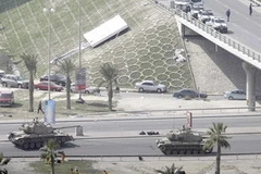Xe tăng quân đội Bahrain trên đường phố Manama. (Nguồn: Reuters)