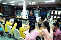 Cán bộ Đại sứ quán Việt Nam tại Thái Lan thăm và động viên các cô gái mang thai hộ ở Trung tâm Kredtrakarn, tỉnh Nonthaburi ngày 26/2. (Ảnh: Ngọc Tiến/Vietnam+)