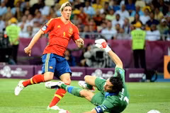 Torres nâng tỷ số lên 3-0 cho Tây Ban Nha trong trận chung kết với Italy ở EURO 2012. (Nguồn: Getty Images)