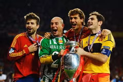 Gerard Pique, Pepe Reina, Fernando Llorente và Iker Casillas vui mừng với chức vô địch liên tiếp EURO 2012 của Tây Ban Nha. (Nguồn: Getty Images)