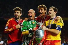 Gerard Pique, Pepe Reina, Fernando Llorente và Iker Casillas vui mừng với chức vô địch liên tiếp EURO 2012 của Tây Ban Nha. (Nguồn: Getty Images)