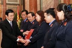 Chủ tịch nước trao Quyết định bổ nhiệm các chức danh Viện phó và Kiểm sát viên Viện Kiểm sát Nhân dân tối cao. (Ảnh: Nguyễn Khang/TTXVN)