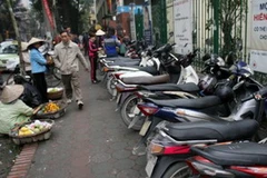 Bãi giữ xe trước cổng Bệnh viện Mắt Trung ương. (Nguồn: Internet)