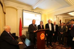 Ông Ben Chapman (giữa) giới thiệu ban điều hành FVN tại Tết cộng đồng xuân Quý Tỵ ở London (Anh). (Ảnh: Lê Phương/Vietnam+)