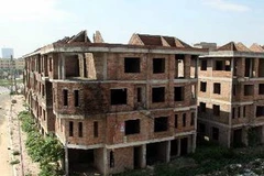 Các căn hộ liền kề tại khu đô thị Văn Khê, quận Hà Đông, bị bỏ hoang do không có người mua. (Ảnh: Tuấn Anh/TTXVN)