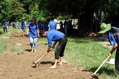 Thanh niên tình nguyện tham gia đắp đất nâng nền đường giao thông nông thôn trên địa bàn huyện Củ Chi, Thành phố Hồ Chí Minh. (Ảnh: Mạnh Linh/TTXVN)