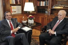 Tổng thống Hy Lạp Karolos Papoulias (phải) gặp lãnh đạo Đảng Dân chủ Mới, Antonis Samaras ngày 18/6. (Nguồn: Reuters)