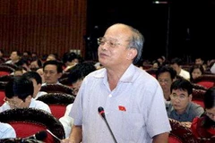 Đại biểu Quốc hội tỉnh Hà Tĩnh Trần Tiến Dũng phát biểu ý kiến trong phiên họp Quốc hội sáng 18/6. (Ảnh: Nguyễn Dân/TTXVN)