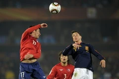 Tiền đạo Fernando Torres (phải, tuyển Tây Ban Nha) tranh bóng với hậu vệ Gary Medel (trái, tuyển Chile). (Nguồn: Getty Images)