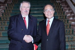 Ngài Andre Flahaut, Chủ tịch Hạ viện Vương quốc Bỉ đón Chủ tịch Quốc hội Nguyễn Sinh Hùng. (Ảnh: Nhan Sáng/TTXVN)