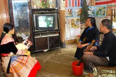 Đồng báo dân tộc thiểu số theo dõi thông tin qua kênh truyền hình. (Nguồn: Internet) 