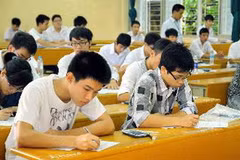 Thí sinh dự thi môn Toán tại Hội đồng thi Trường Đại học Bách khoa (Hà Nội). (Ảnh: Quý Trung/TTXVN)