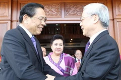 Tổng Bí thư,Chủ tịch nước Lào Choummaly Sayasone bắt tay Tổng Bí thư, Chủ tịch Quốc hội Nguyễn Phú Trọng ở Vientiane, 6/2011. (Ảnh: Trí Dũng/TTXVN)
