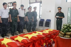 Truy điệu, di chuyển hài cốt liệt sỹ quân tình nguyện Việt Nam hy sinh tại Lào về quê hương. (Ảnh: Thanh Tùng/TTXVN)