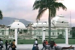 Dinh tổng thổng Haiti bị sụp đổ trong trận động đất mạnh 7,3 độ richter xảy ra vào chiều 12/1. (Ảnh: Reuters)