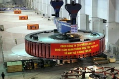 Lắp đặt rô to tổ máy số 5, Thủy điện Sơn La. (Ảnh : Điêu Chính Tới/TTXVN)