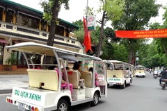 Xe chạy điện đưa du khách tham quan khu vực Hồ Hoàn Kiếm. (Ảnh: Thanh Hà/TTXVN) 