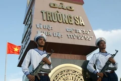 Chiến sỹ Hải quân nhân dân Việt Nam bảo vệ cột mốc chủ quyền Trường Sa của Việt Nam. 