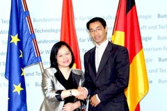 Phó Thủ tướng Đức Roesler tiếp Đại sứ Việt Nam ở Đức Nguyễn Thị Hoàng Anh . (Ảnh: Thanh Hải/Vietnam+)