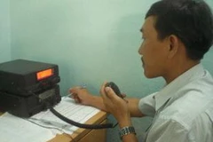 Liên lạc với tàu cá đánh bắt xa bờ qua máy HF. (Nguồn: tongcucthuysan.gov.vn)