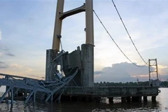 Hiện trường vụ sập cầu Kutai Kartanegera. (Nguồn: AP)