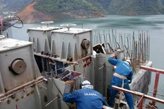 Công nhân Lilama 10 lắp đặt thiết bị trên mặt đập Thủy điện Sơn La. (Ảnh: Ngọc Hà/TTXVN)