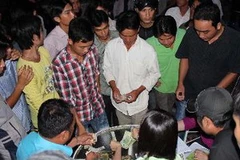 Công nhân nhận lương tại tư gia tân Tổng giám đốc Công ty cổ phần thủy sản Bình An chiều 13/4. (Ảnh : Trần Khánh Linh/TTXVN)