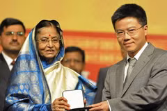 Tổng thống Ấn Độ Patil trao giải thưởng cho giáo sư Ngô Bảo Châu. (Nguồn: AFP/TTXVN)