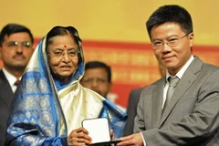 Tổng thống Ấn Độ Patil trao giải thưởng cho giáo sư Ngô Bảo Châu. (Nguồn: AFP/TTXVN)